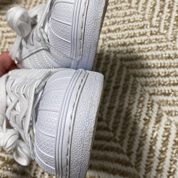Excellent condition. Worn twice. Adidas Superstar size 6.5 - Picture 6 of 7